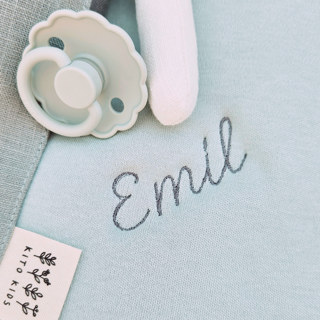 Une attache sucette vert personnalisable, idéale pour garder la tétine de bébé à portée de main tout en ajoutant une touche unique et naturelle.