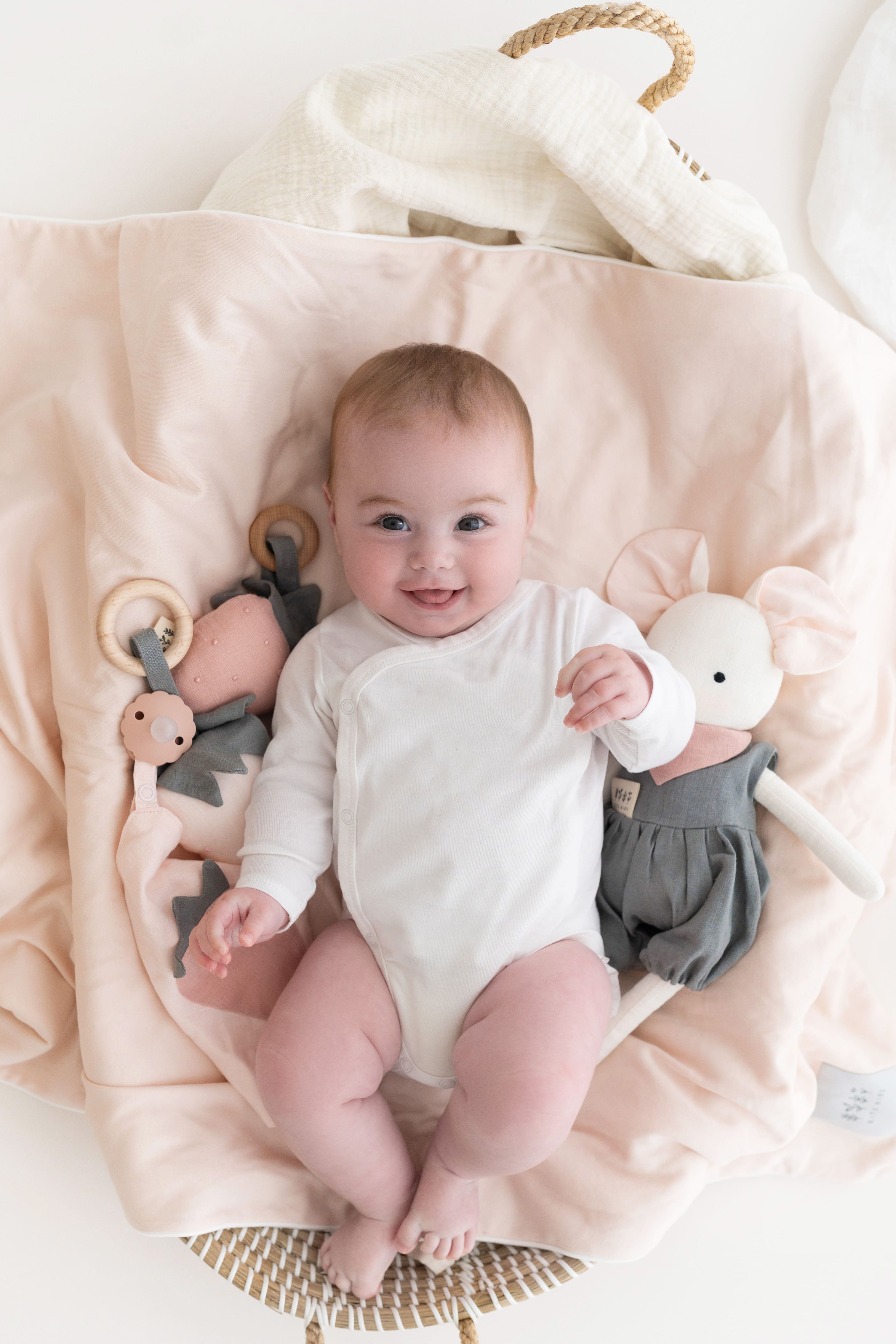 Offrez à votre bébé dès la naissance une peluche d’éveil douce et colorée, parfaite pour stimuler ses sens et développer sa curiosité.