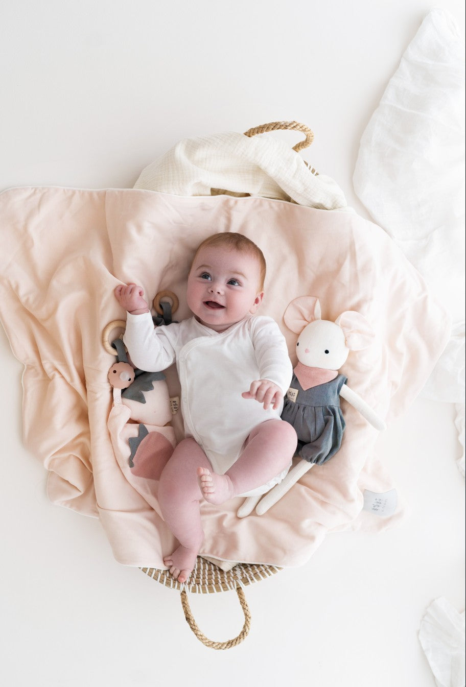 Découvrez la box naissance Kitokids, un coffret plein de douceur avec vêtements, accessoires et peluches pour accueillir bébé avec tendresse.