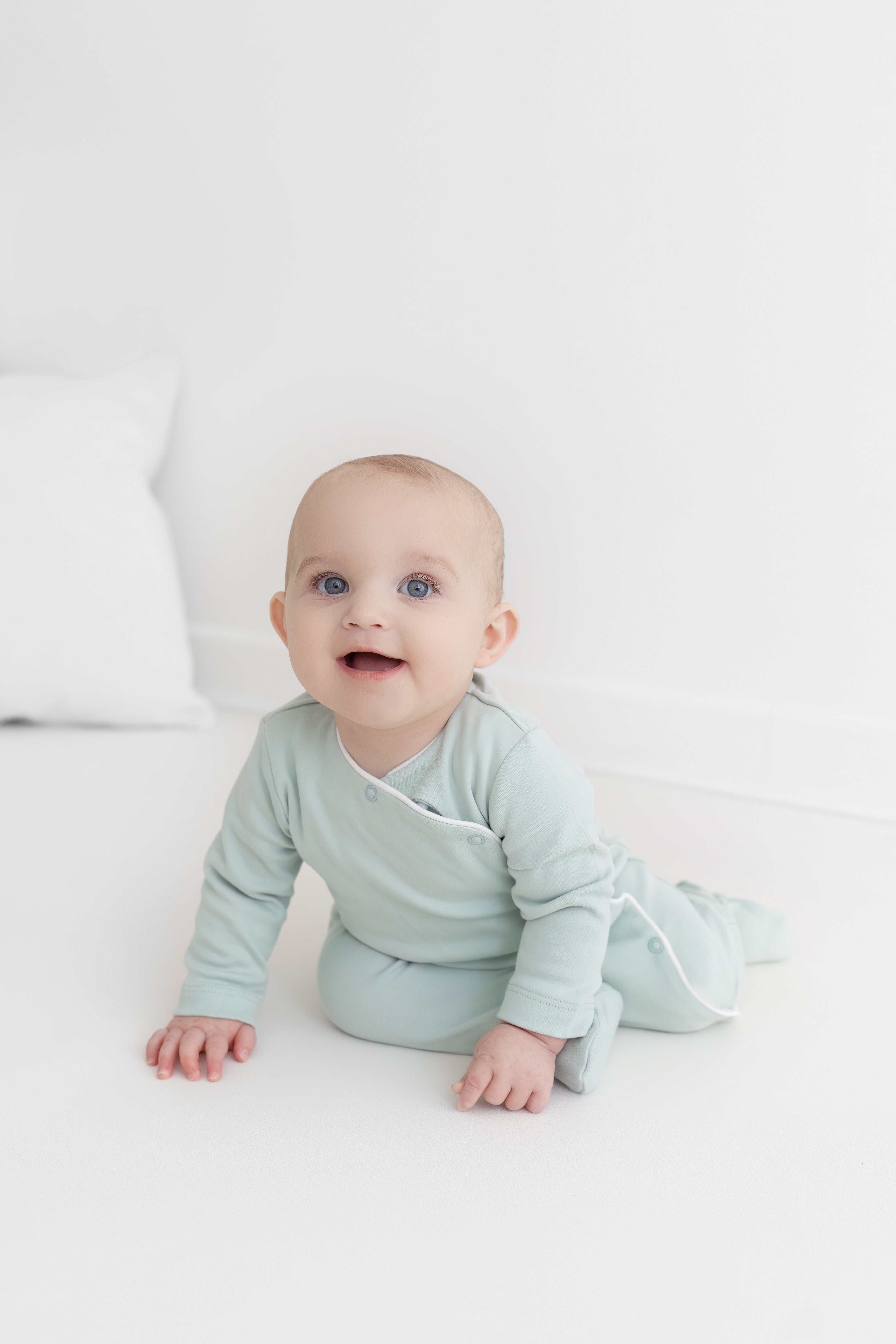 Habillez votre bébé avec cette barboteuse verte, douce et confortable, idéale pour les journées de jeu ou les siestes.