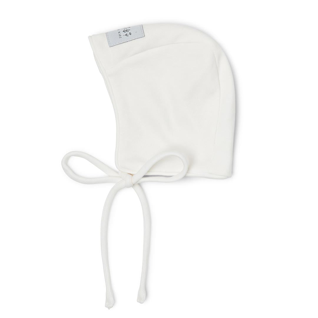 Béguin d'inspiration bohème en coton naturel crème, conçu pour envelopper la tête de votre bébé de douceur et compléter ses tenues de naissance.