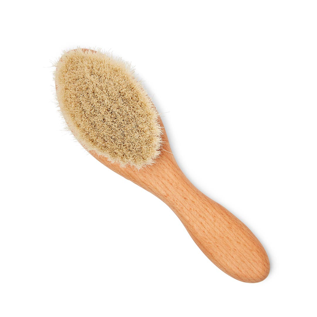 Brosse à cheveux de naissance en bois de hêtre naturel et poils de chèvre soyeux, idéale pour coiffer les cheveux fins et prévenir les croûtes de lait.