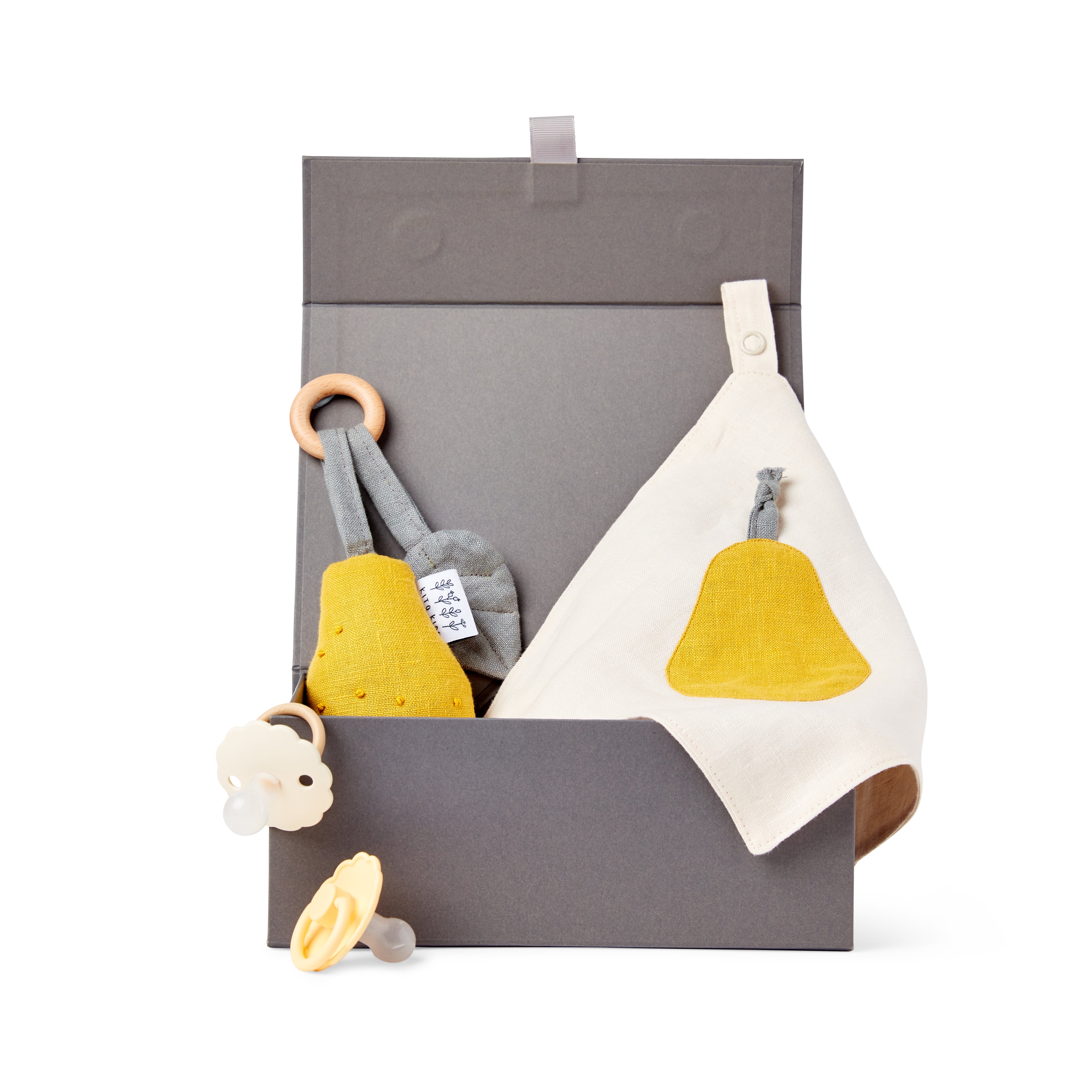 Coffret cadeau de naissance écoresponsable Kito Kids comprenant un doudou lange blanc et ocre à motif poire, un hochet de dentition en bois assorti et deux tétines pour bébé.