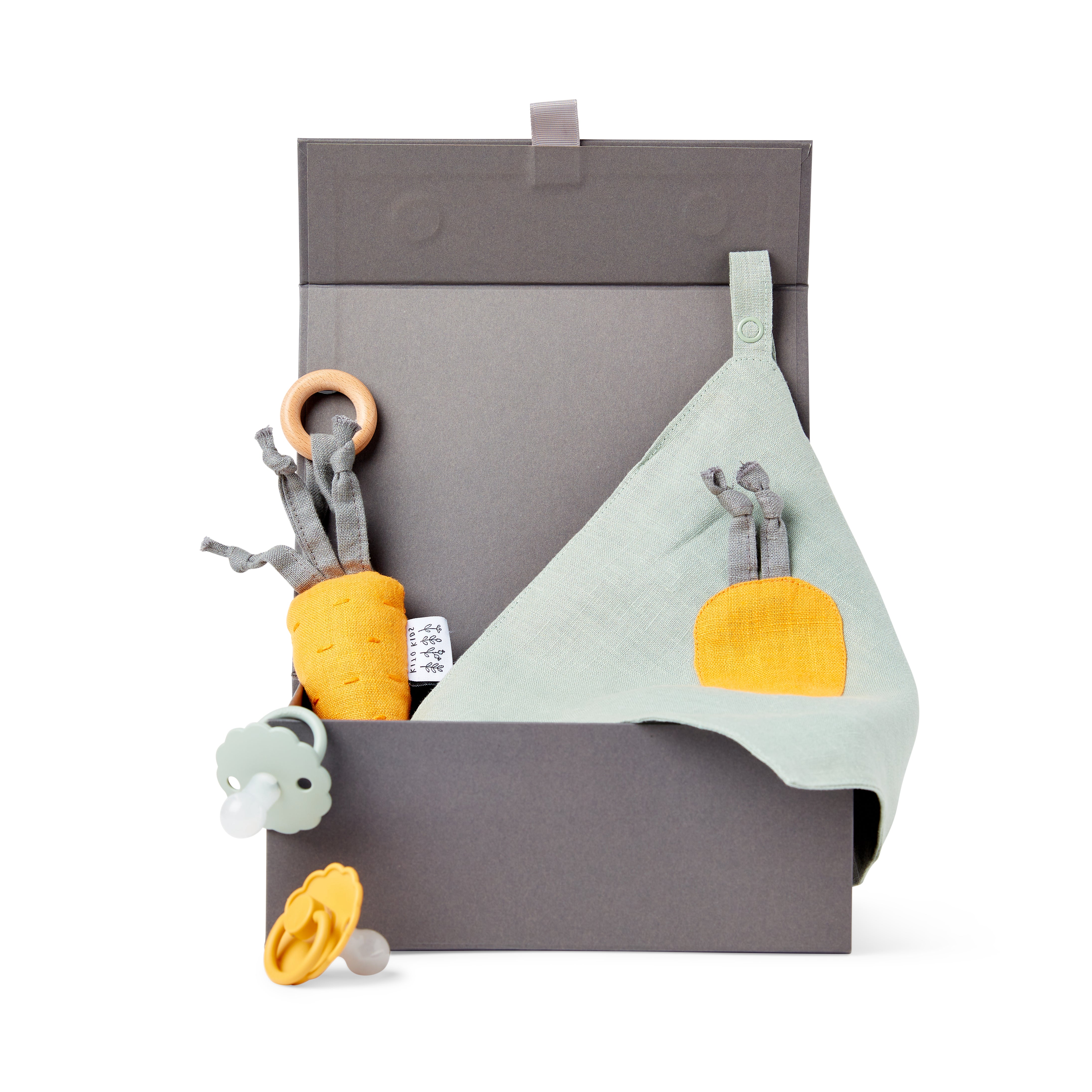 Coffret cadeau de naissance écoresponsable Kito Kids comprenant un lange doudou plat carotte, un hochet de dentition en bois et deux tétines pour bébé.