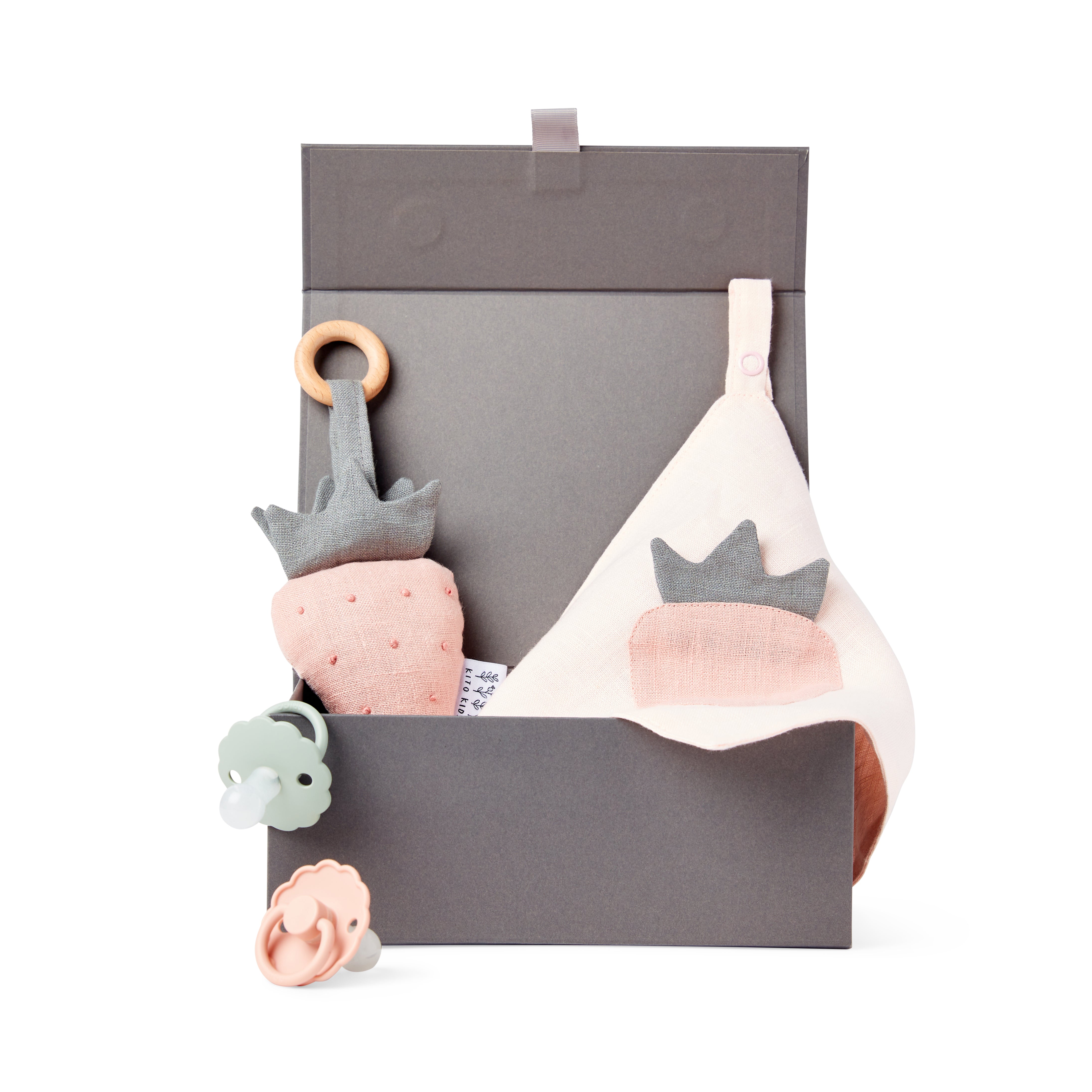 Coffret cadeau de naissance écoresponsable Kito Kids comprenant un lange doudou plat fraise, un hochet de dentition en bois et deux tétines pour bébé.
