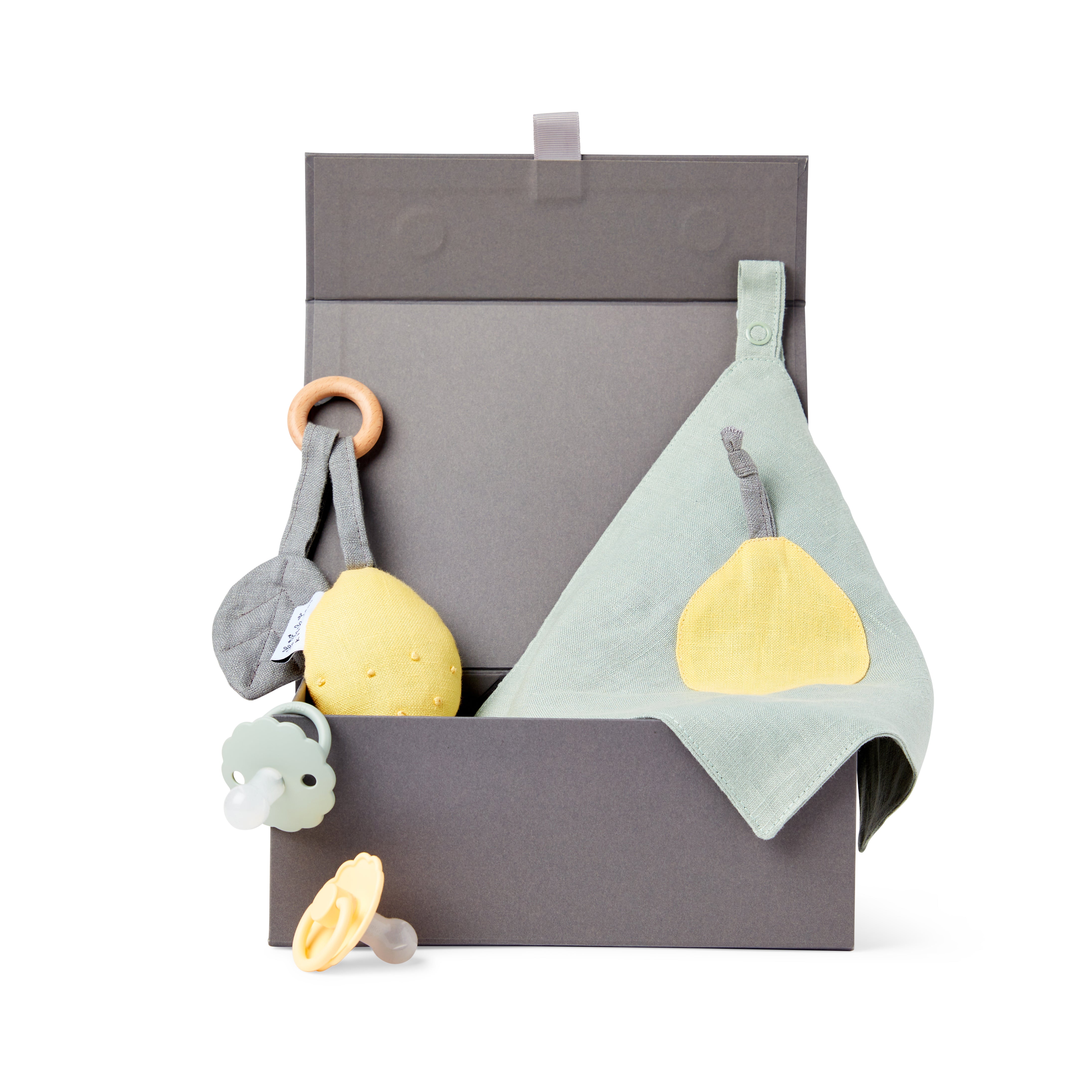 Coffret cadeau de naissance écoresponsable Kito Kids comprenant un doudou lange poire, un hochet en bois assorti et deux tétines pour bébé.