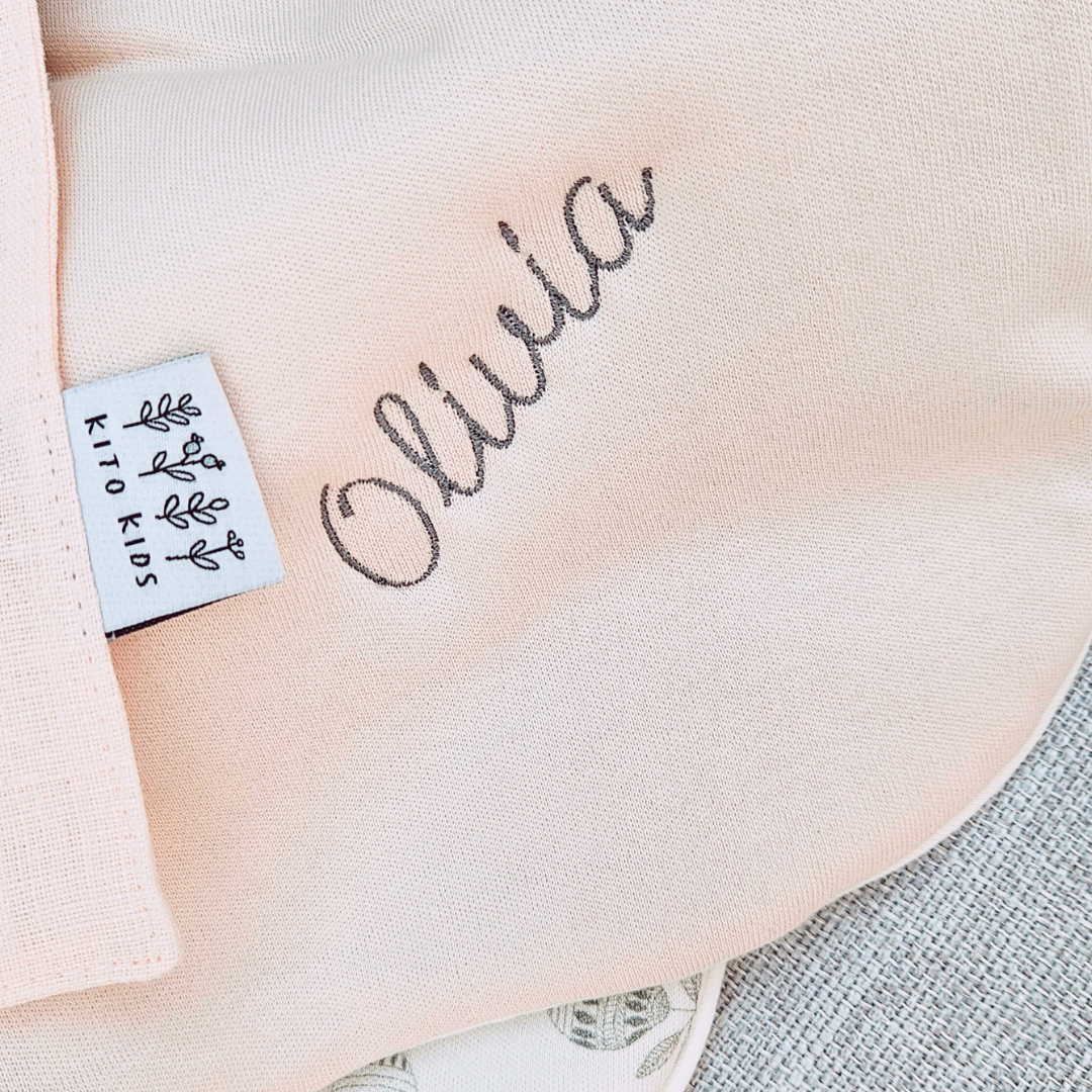 Enveloppez votre bébé de douceur avec cette couverture rose, parfaite dès la naissance pour les siestes, les sorties et les câlins.
