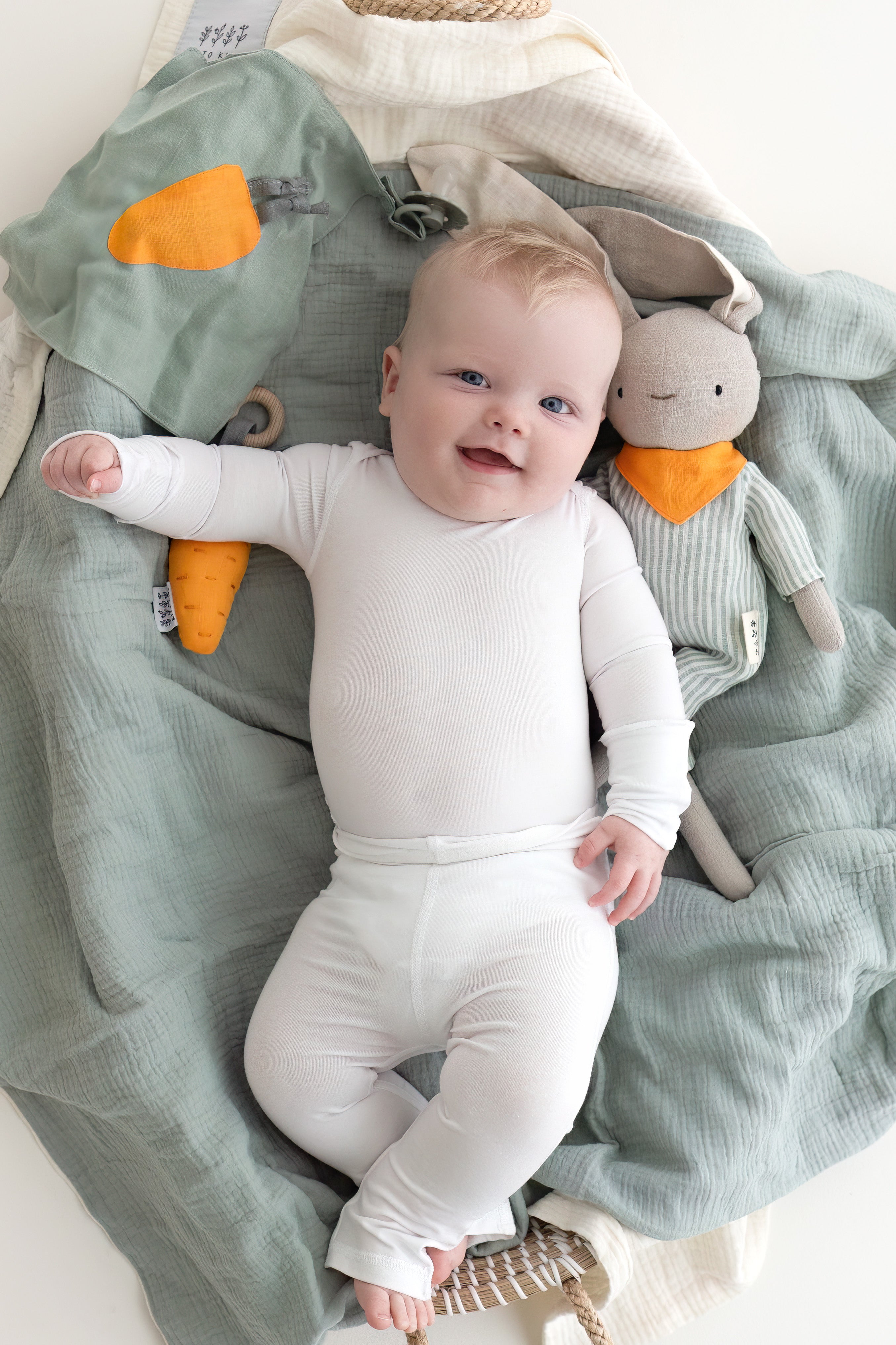 Offrez à votre bébé confort et amusement avec ce doudou et cette couverture accompagné d’un hochet, parfait pour câlins et éveil dès les premiers mois.