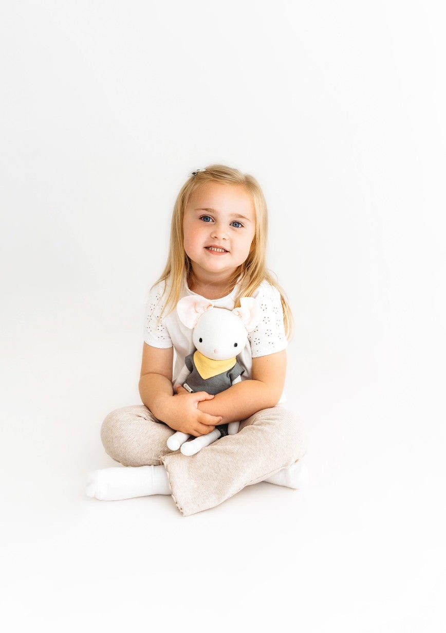 Une peluche doudou souris pour enfant, parfaite pour les câlins, les moments de jeu et pour stimuler la curiosité de votre tout-petit.