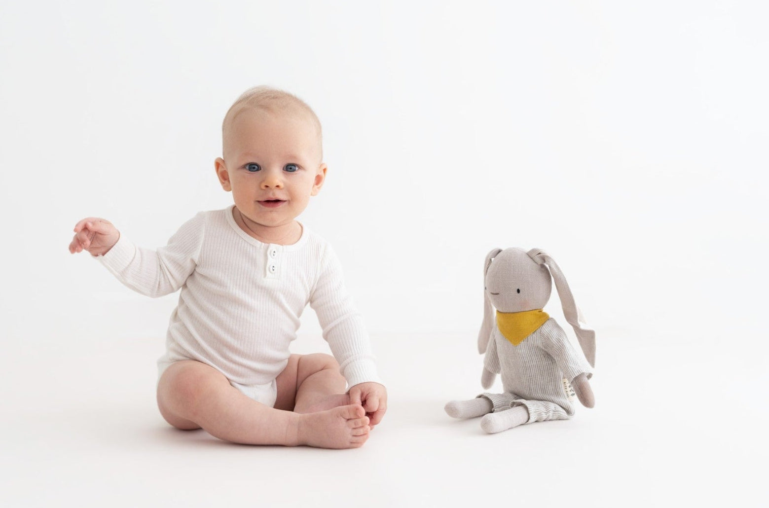 Un doudou lapin idéal pour bébé, doux et sécurisé, pour accompagner les siestes, le jeu et les premiers moments de tendresse.