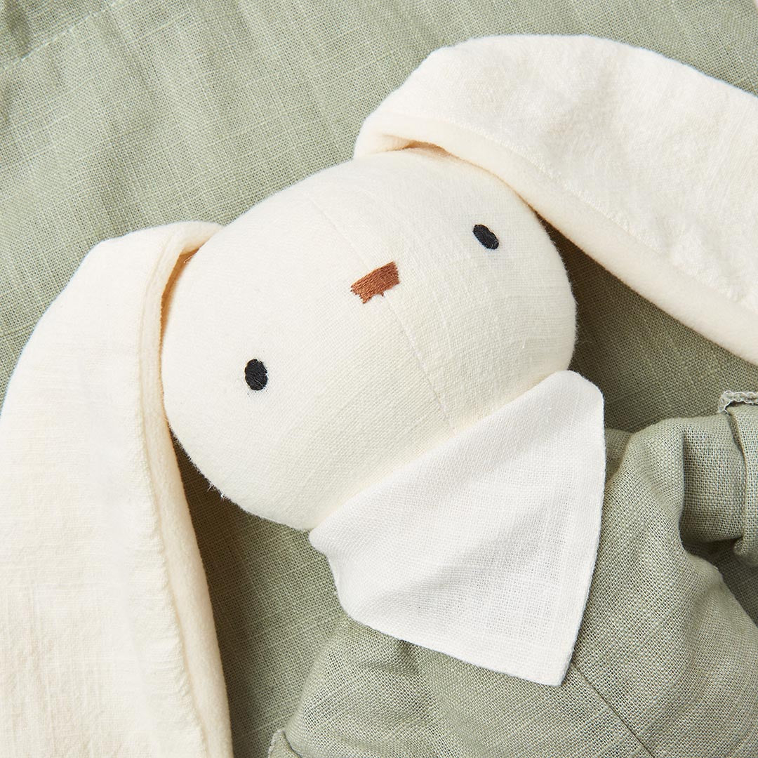 Peluche lapin pour bébé avec de longues oreilles blanches.