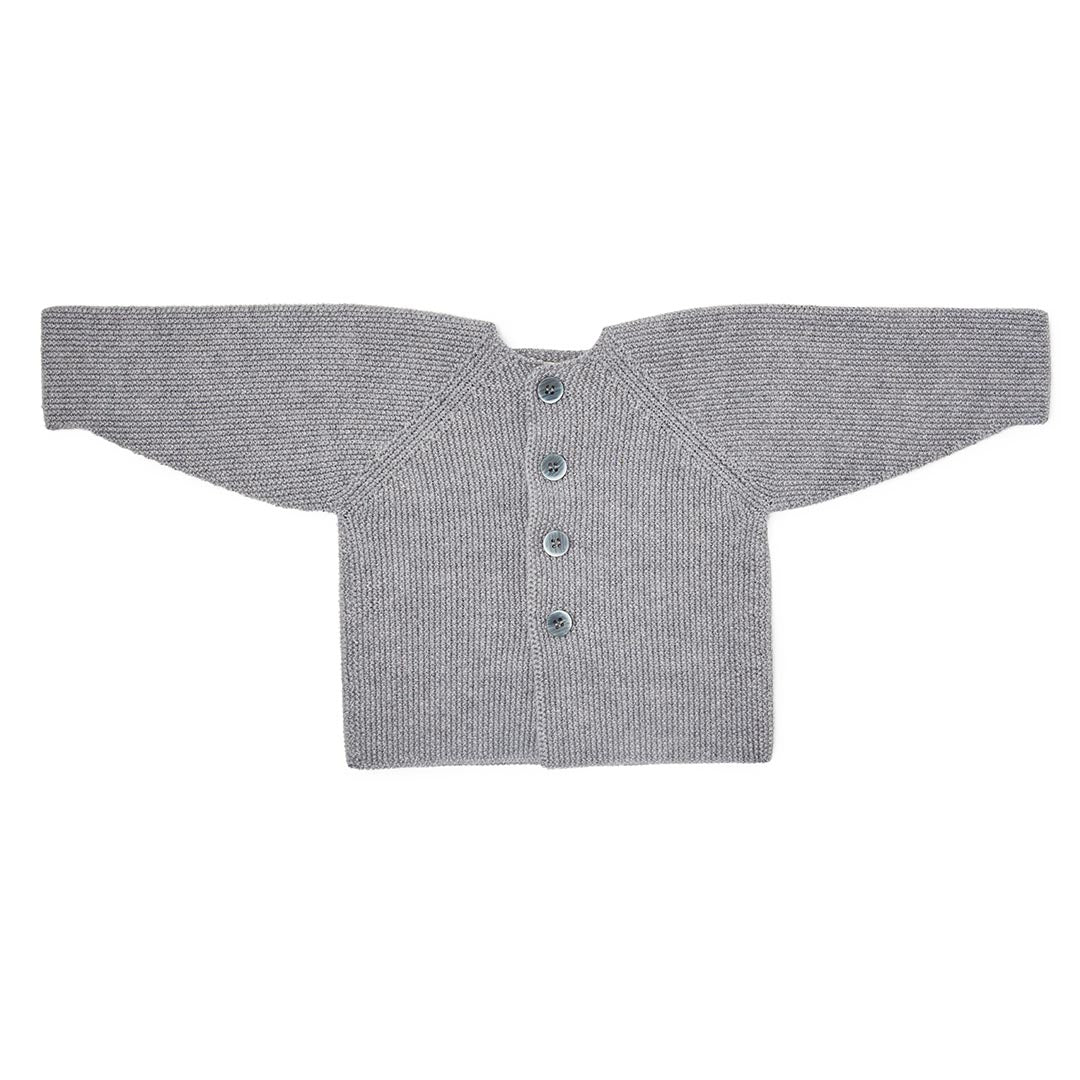 Brassière de naissance pour bébé en tricot de coton gris à manches longues et boutons, présentée à plat sur fond blanc.