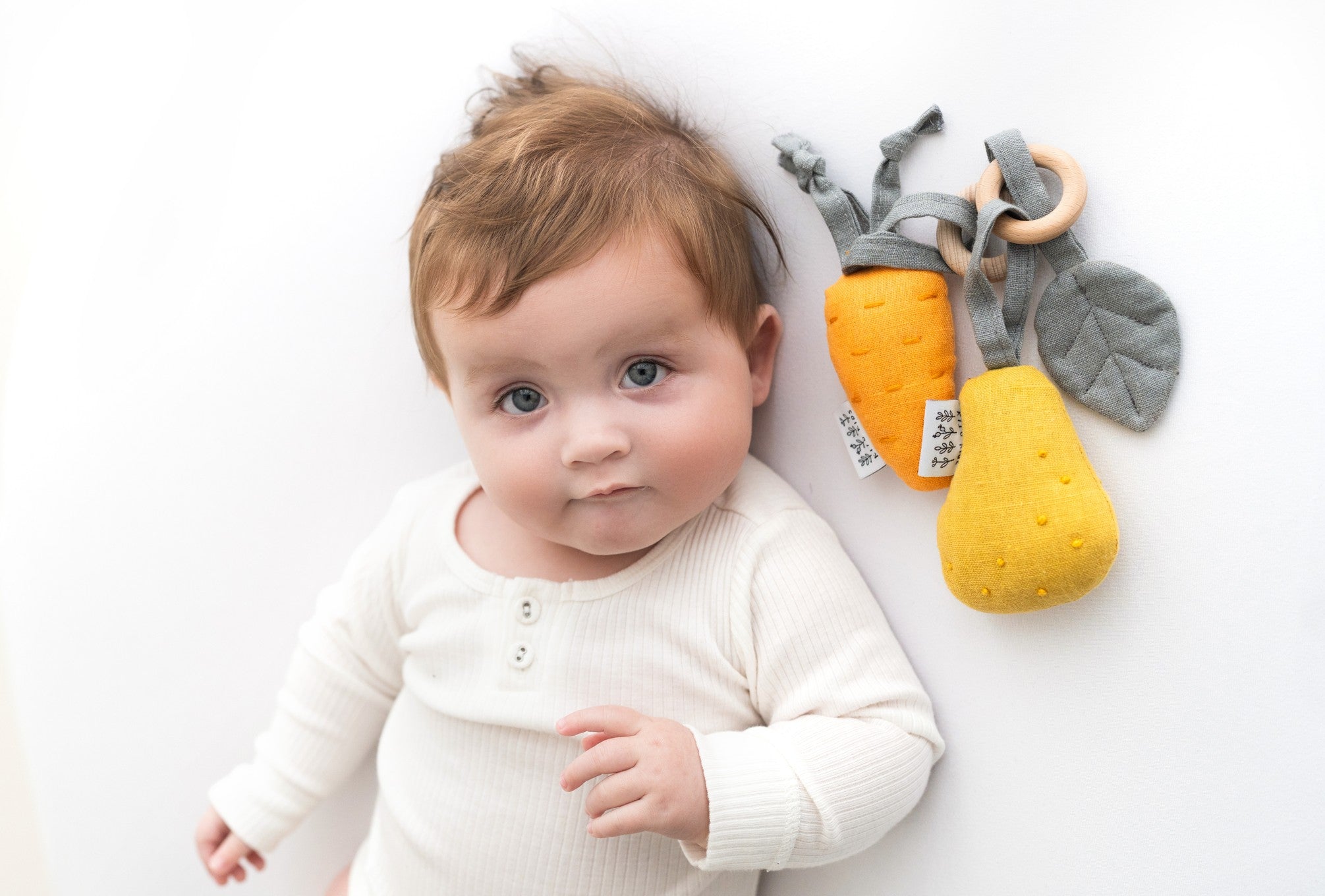 Des hochets et accessoires adaptés aux nouveau-nés pour stimuler les sens et offrir douceur, amusement et réconfort à bébé.