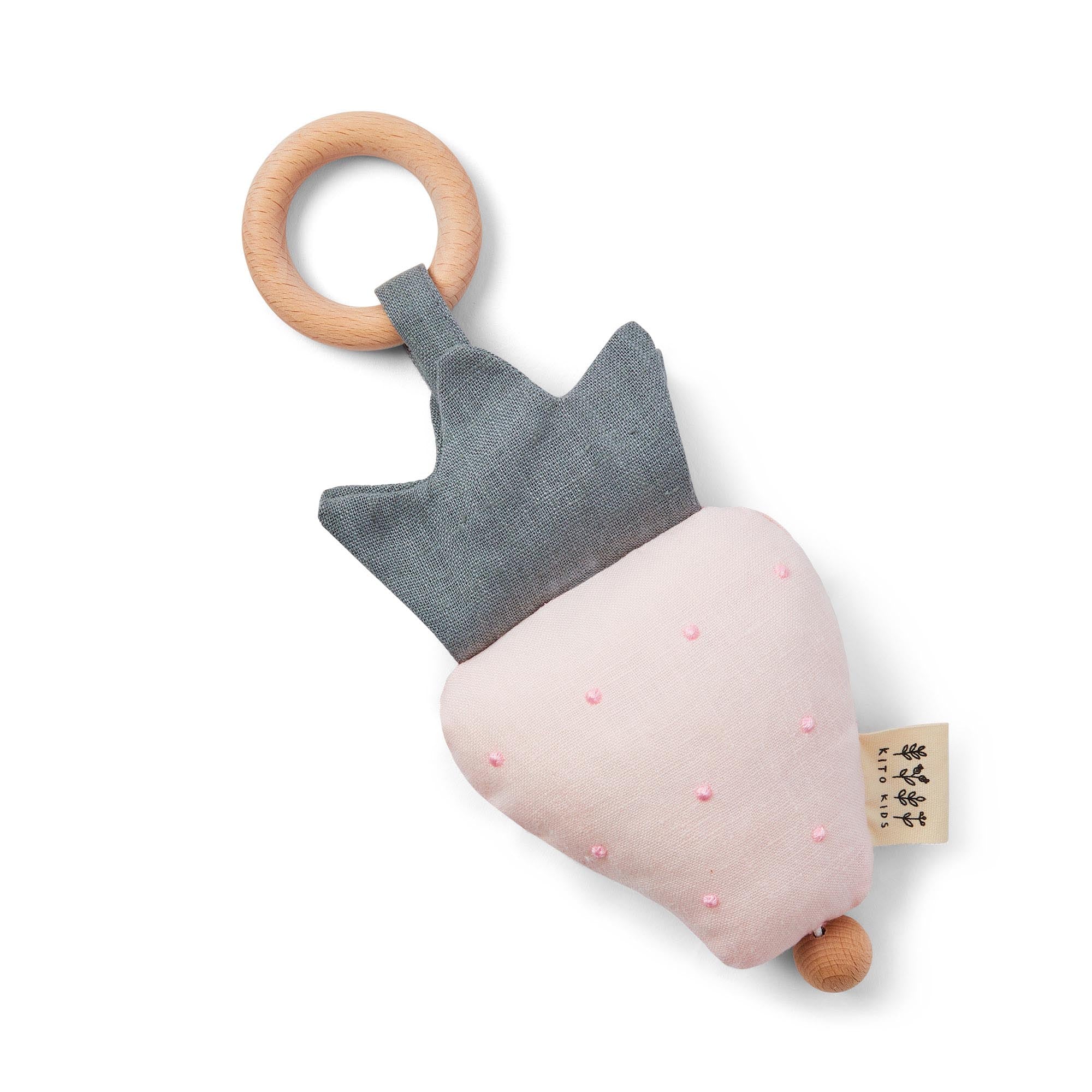 Hochet pour bébé en forme de fraise rose en tissu avec des feuilles grises et un anneau de dentition en bois sur fond blanc
