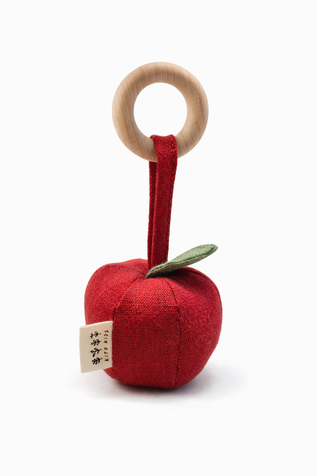 Hochet pomme en lin naturel, doux, léger et parfait pour éveiller les sens de bébé tout en respectant sa santé et l’environnement.