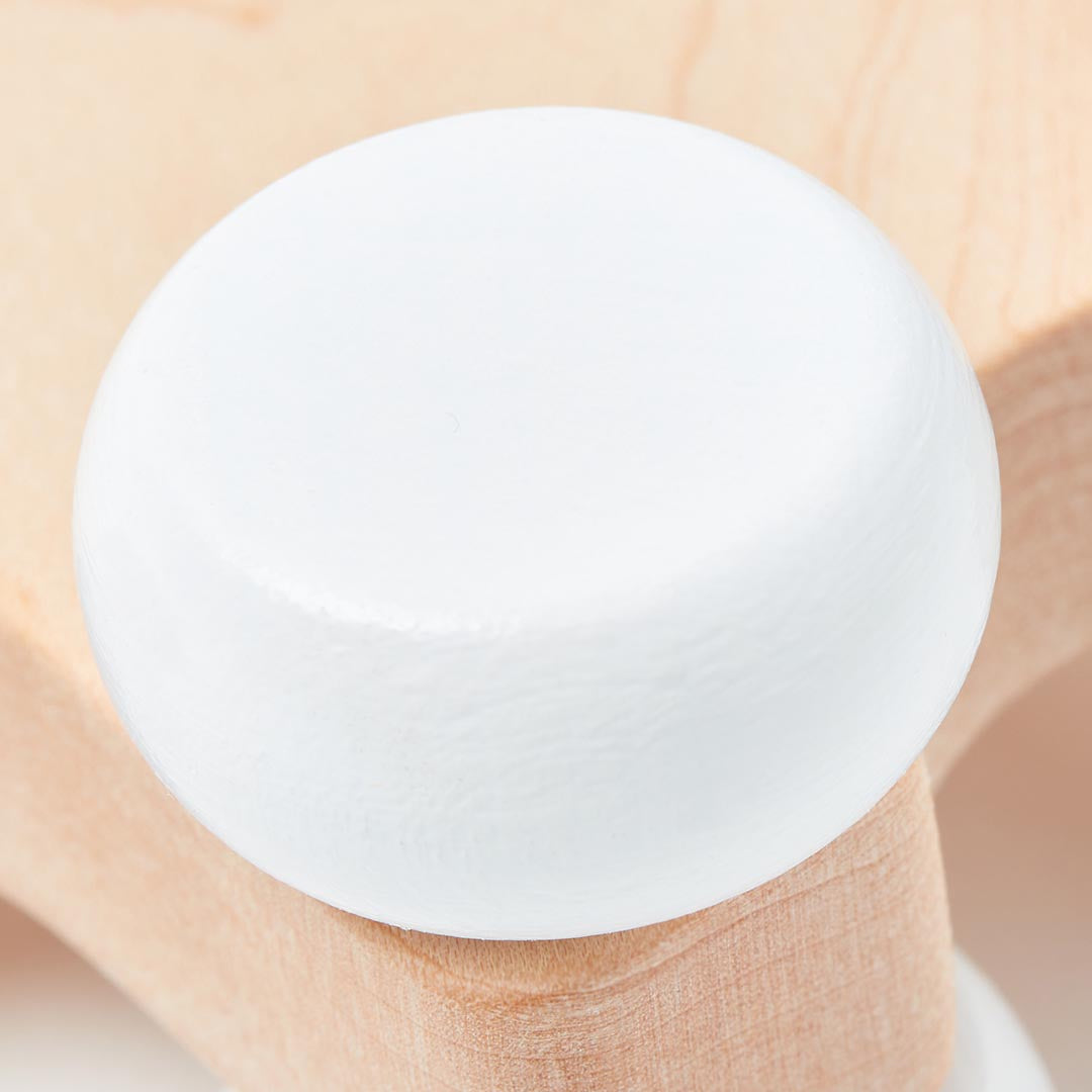 Jouet d'éveil à roulettes lisses et silencieuses en bois laqué à l'eau, parfaitement adapté aux petites mains pour stimuler la préhension et la manipulation.