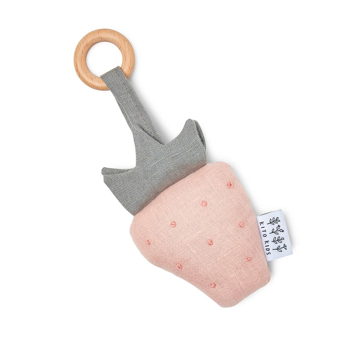 Hochet pour bébé en forme de fraise rose avec une attache en bois naturel facile à saisir.