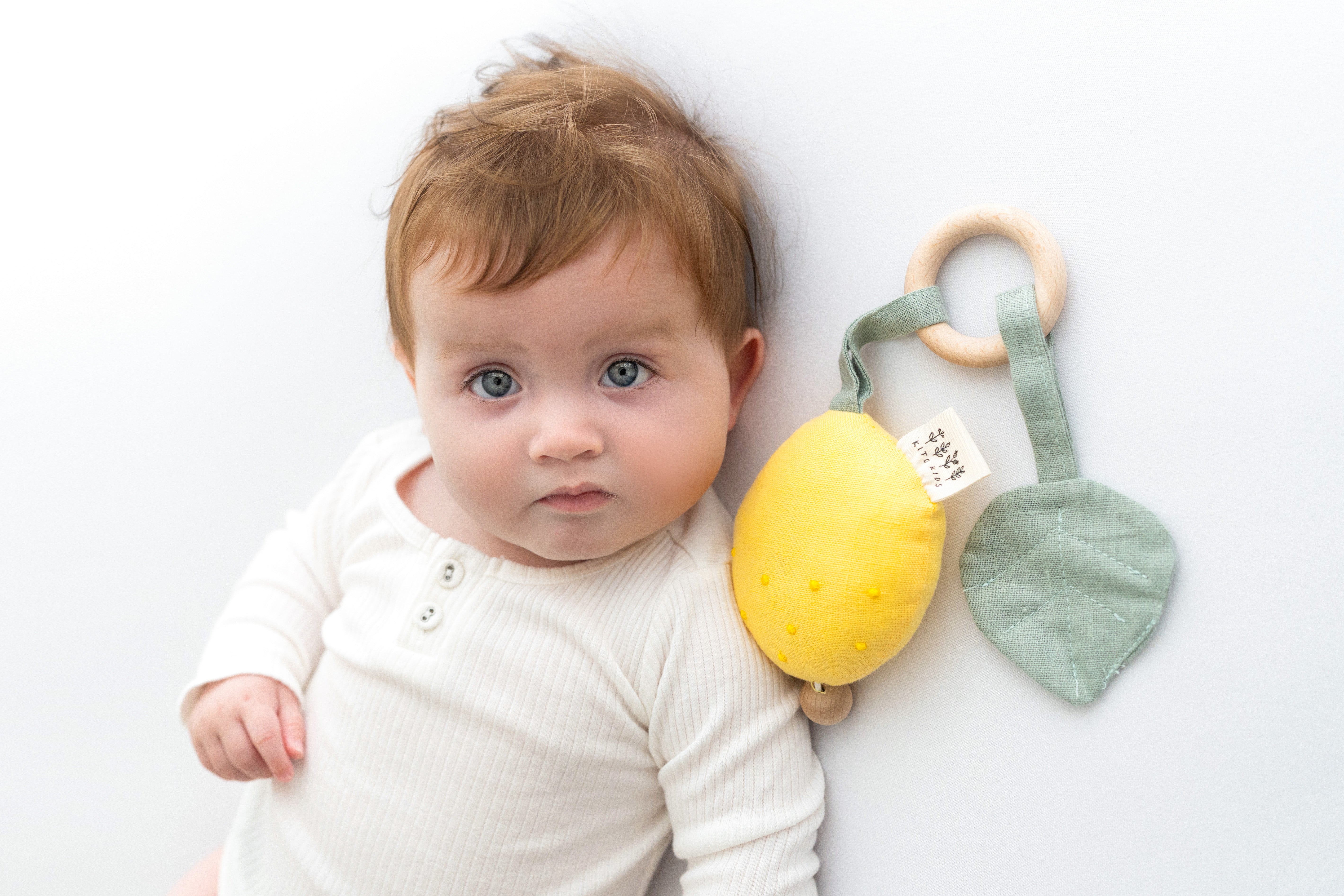Un hochet spécialement conçu pour bébé nouveau-né, doux et léger, parfait pour les petites mains et les premiers jeux.