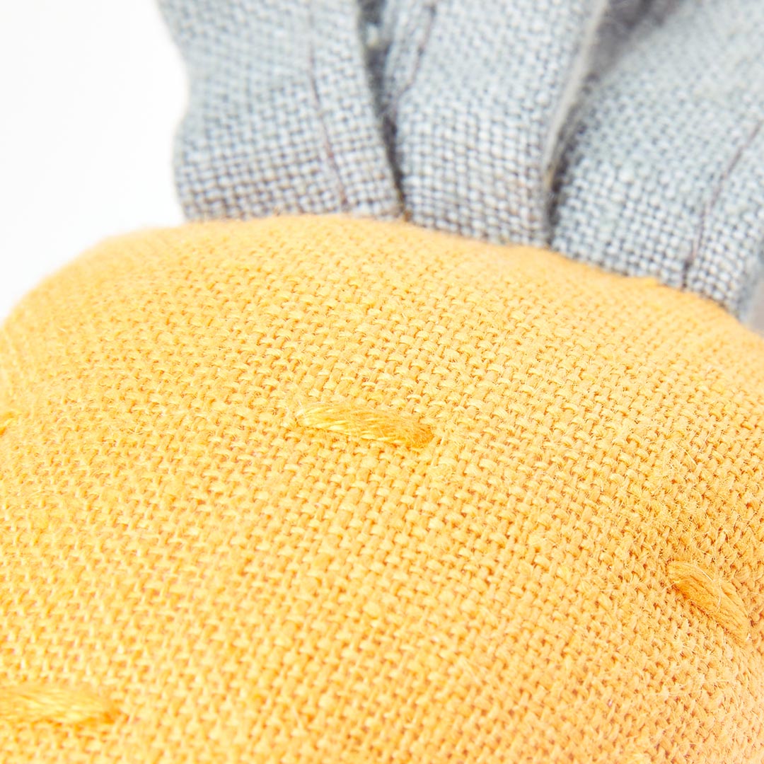 Un hochet original en forme de carotte, parfait pour éveiller bébé tout en apportant douceur et sécurité lors des moments de jeu.
