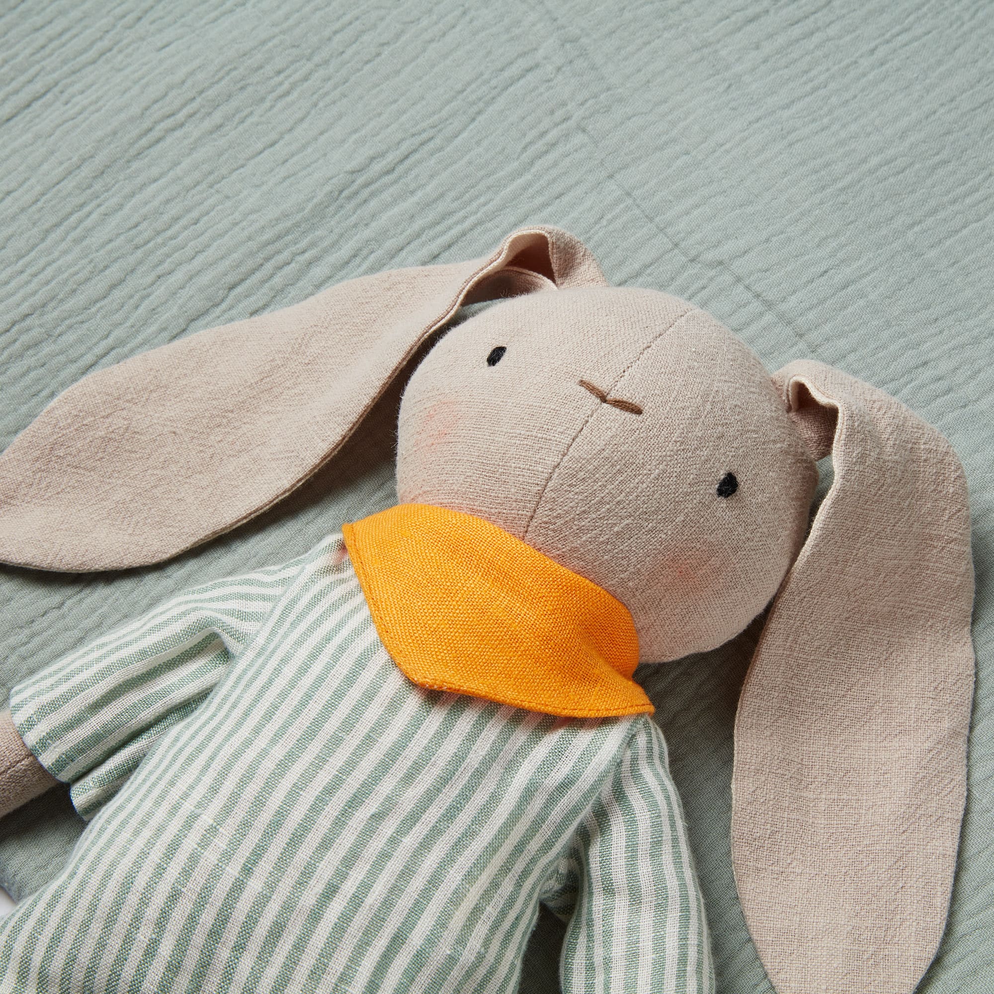 Coffret Cadeau de naissance Lapin en Lin vert sauge et accessoires