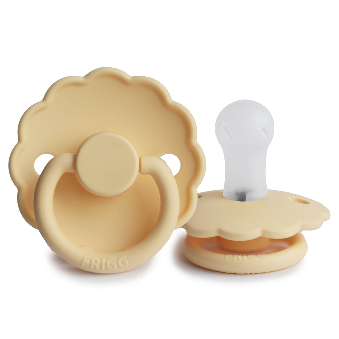Tétine de naissance jaune beurre clair, avec sa tétine en silicone blanc.