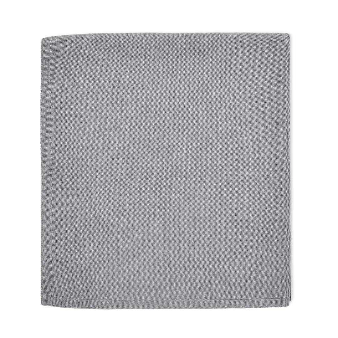 Couverture de naissance carrée en tricot gris clair présentée pliée sur fond blanc, un accessoire de puériculture classique et élégant.