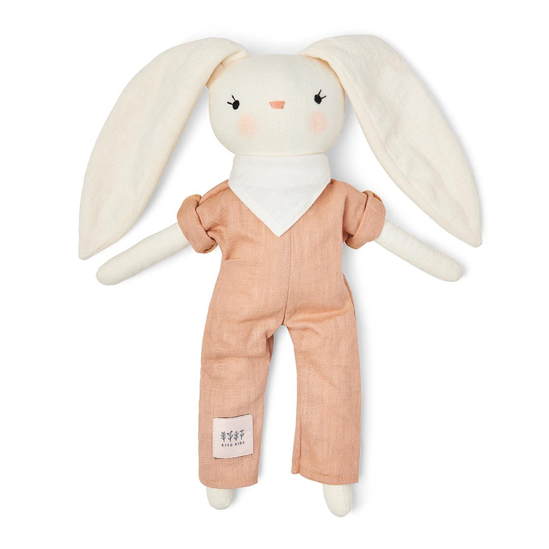 Poupée lapin en tissu blanc et lin pêche avec étiquette Kito Kids sur la jambe.