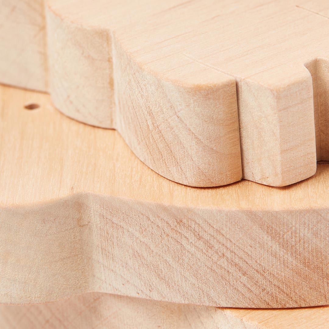 Jeu d'éveil et d'encastrement en bois brut écologique, conçu selon les principes Montessori pour encourager la coordination œil-main et l'apprentissage sensoriel.