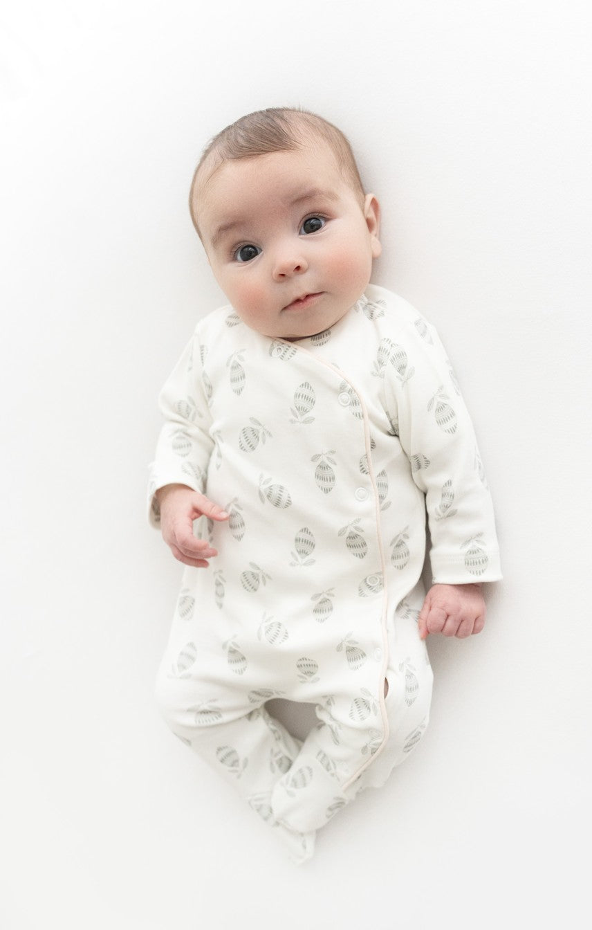 Combinaison rose pour bébé fille, agréable et douce, parfaite pour le quotidien et les siestes.