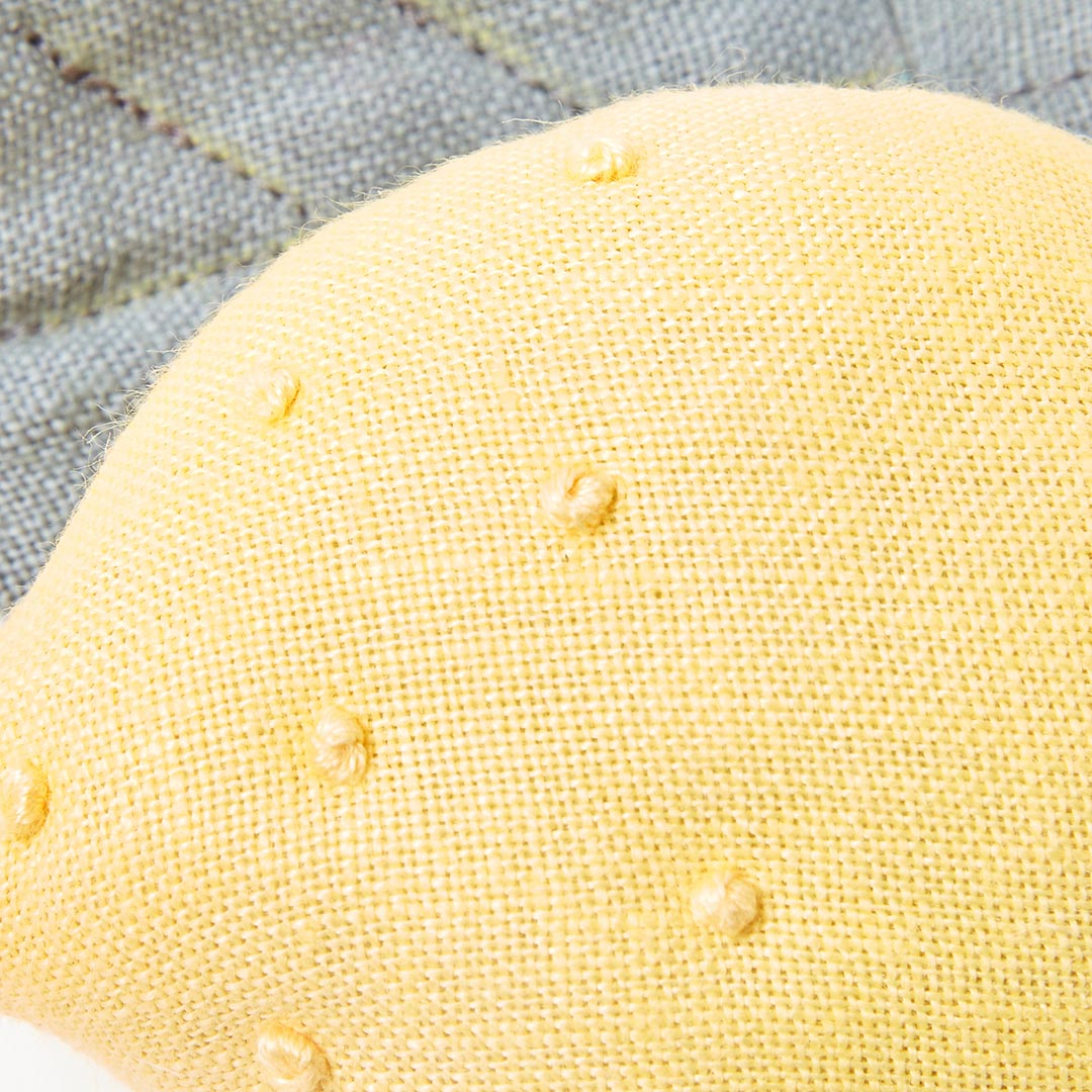 Tissu de qualité supérieure et finitions soignées du hochet sensoriel pour nouveau-né.