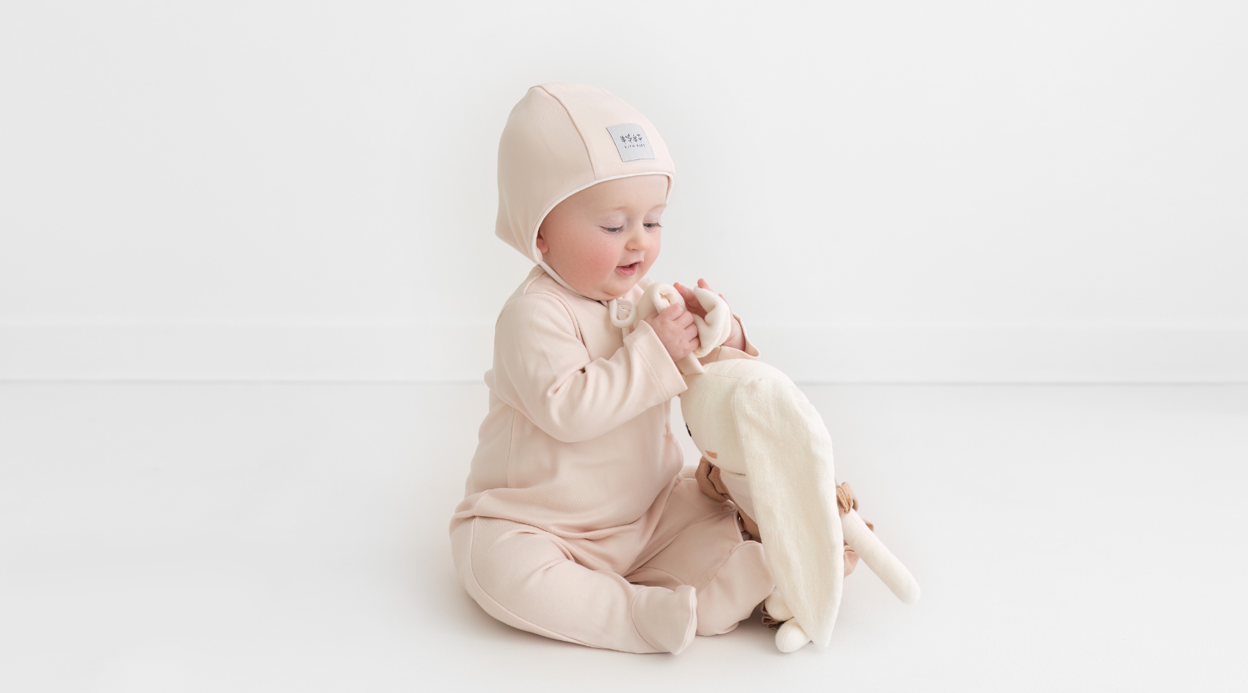 Pourquoi les peluches sont les meilleures amies des bébés : découvrez leur magie !