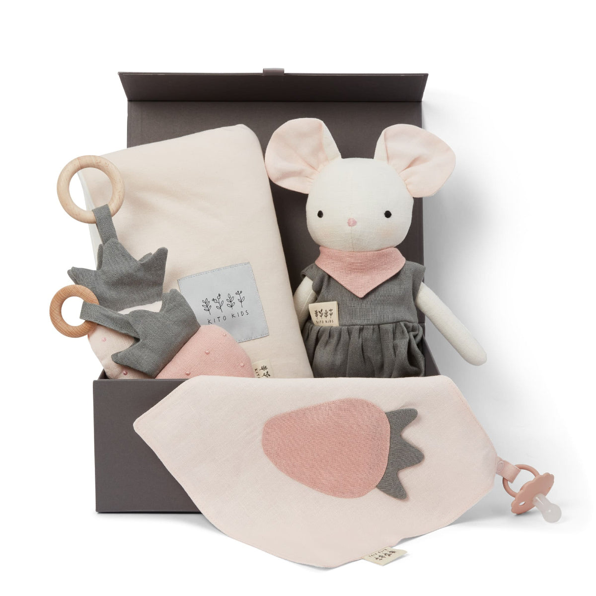 Offrez à votre bébé douceur et tendresse avec ce coffret naissance rose comprenant une adorable peluche souris et des accessoires essentiels pour ses premiers jours.