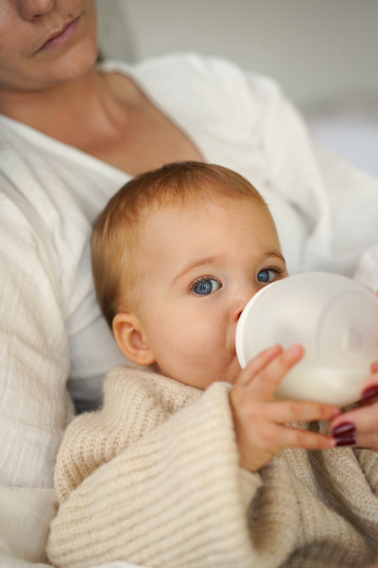 Maman donnant le repas à son bébé avec le biberon en silicone souple Élhée, garantissant une transition sein-biberon naturelle et sans produits toxiques.