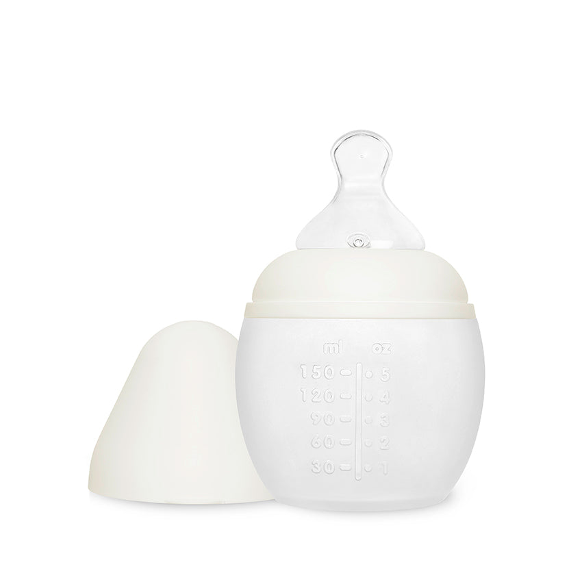 Biberon de naissance Élhée 150 ml en silicone médical blanc et son capuchon de protection hermétique assorti.