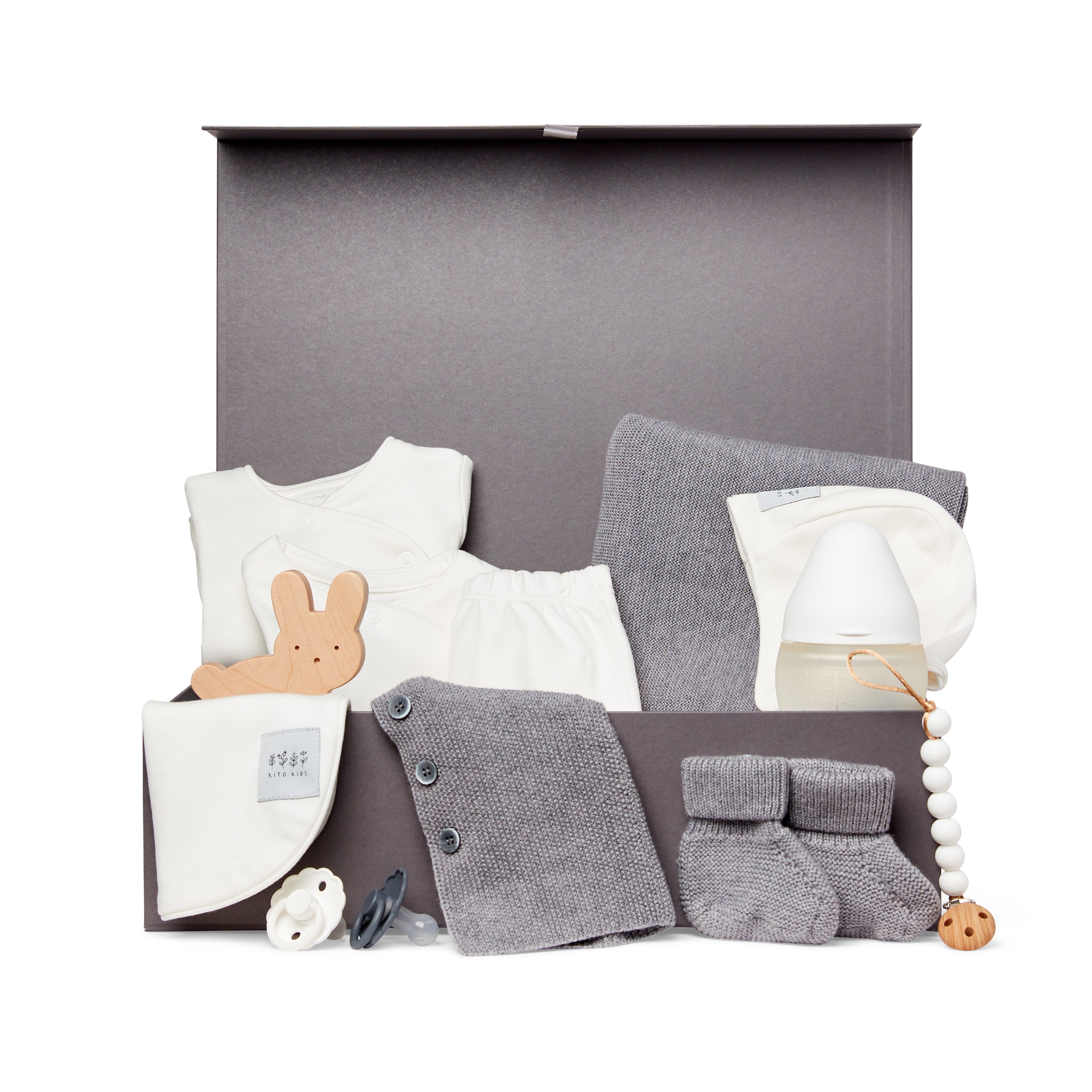 Coffret de naissance pour bébé en blanc et laine mérinos comprenant vêtements, couverture, bonnet, chaussons, bavoir et accessoires Kito Kids.