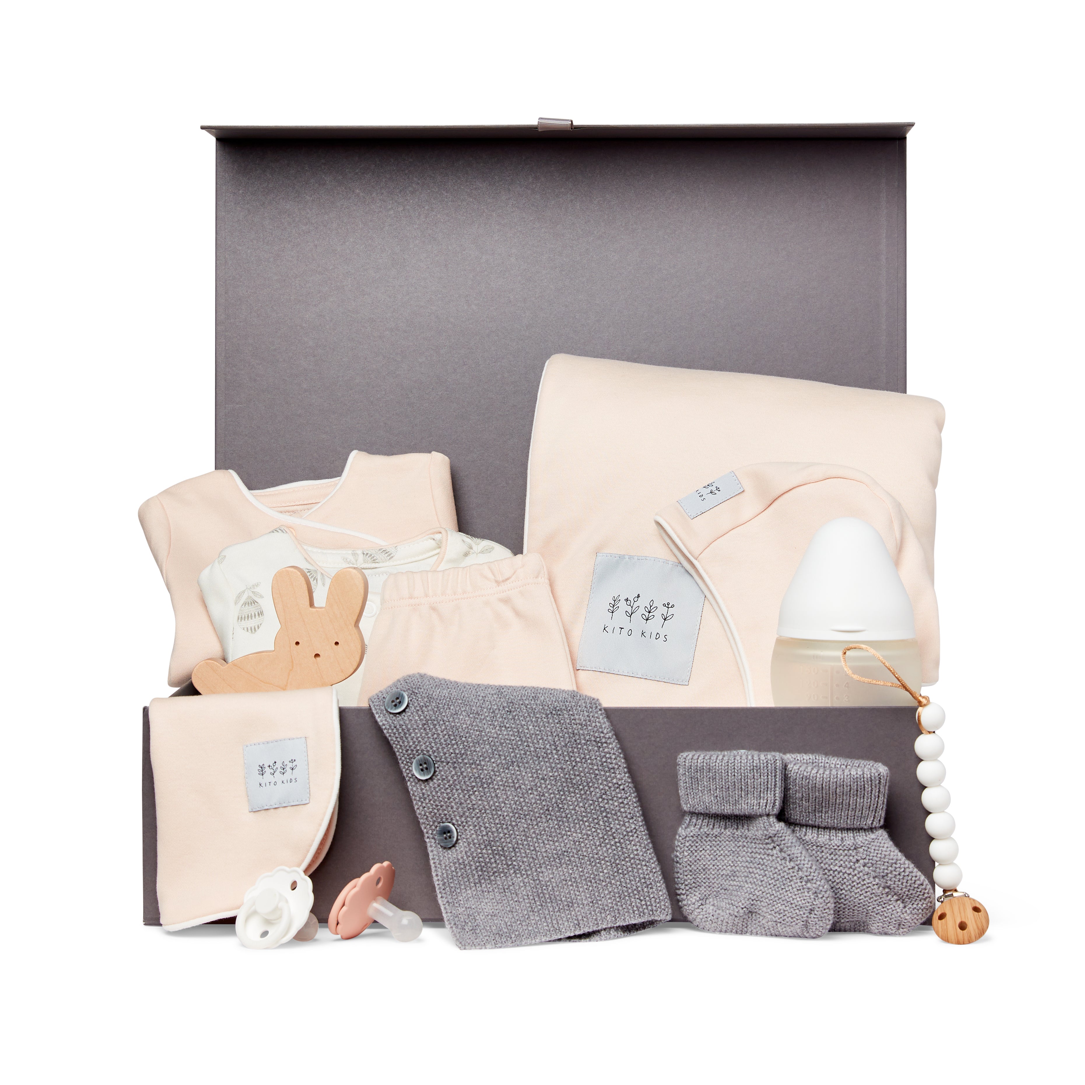 Coffret de naissance pour bébé en rose poudré et laine mérinos comprenant vêtements, couverture, cardigan, chaussons, bavoir et accessoires Kito Kids.
