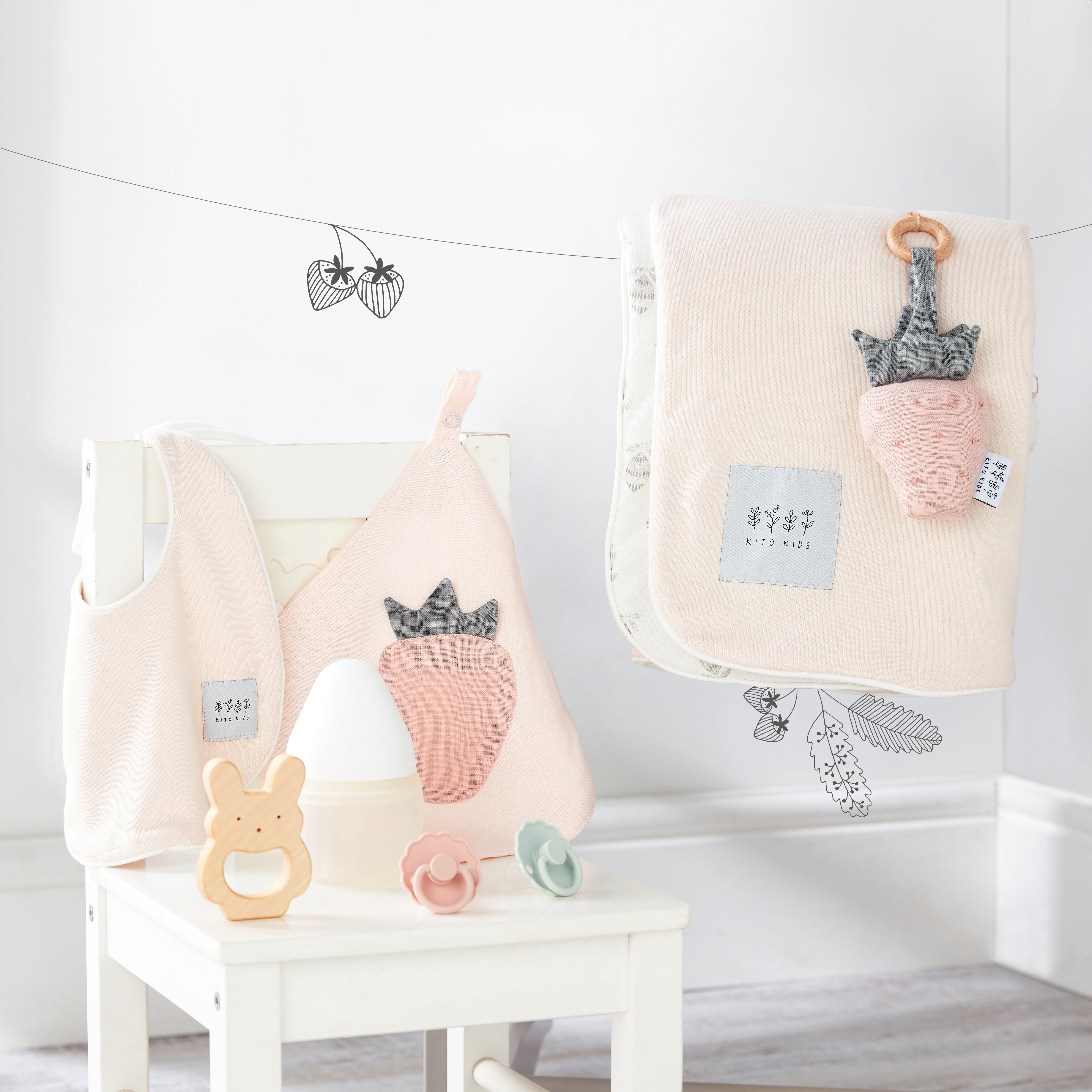 Coffret naissance bebe avec couverture, bavoir et accessoires en coton
