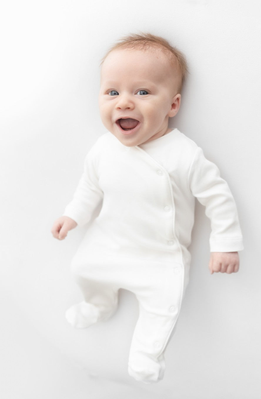 Combinaison de naissance blanche en coton pour bebe.