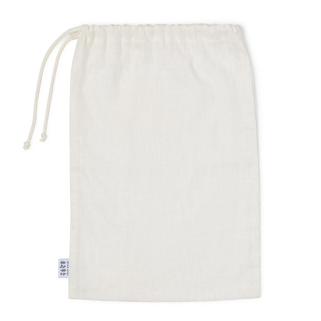 Peluche lapin blanc cassé Kito Kids vêtu d'une combinaison écrue et d'un petit foulard blanc, posé à plat sur son pochon assorti.