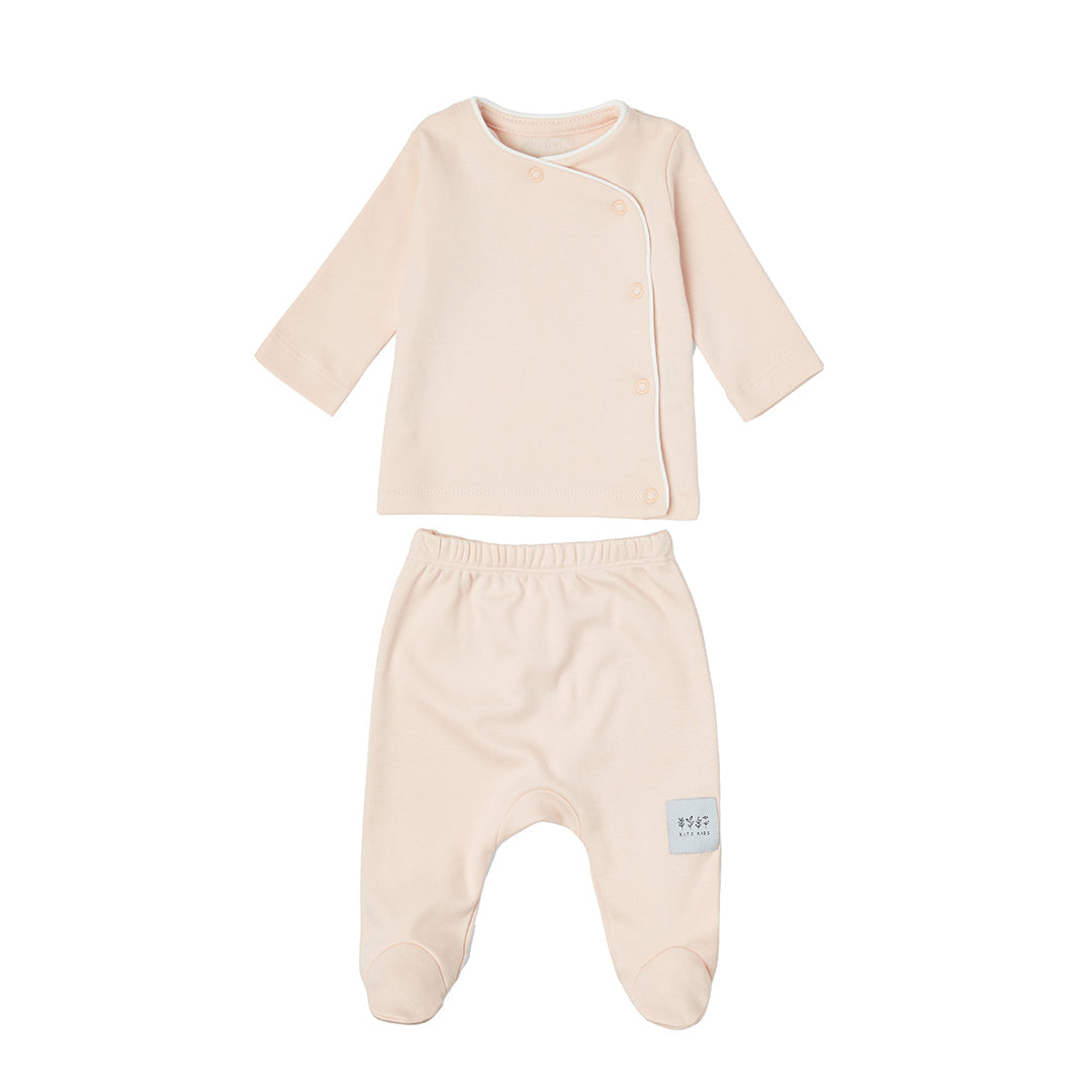 Ensemble de naissance deux pièces rose poudré pour bébé, comprenant une brassière croisée cache-cœur et un pantalon à pieds fermés en coton doux.