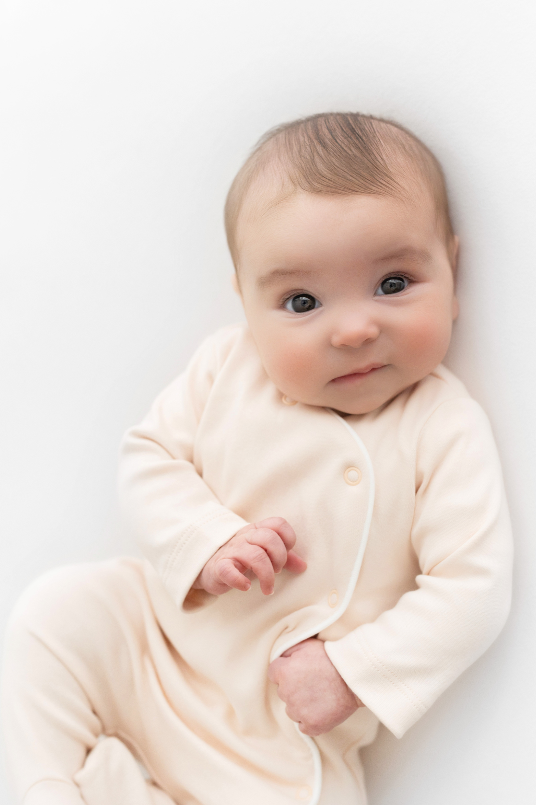 Grenouillère confortable en coton biologique hypoallergénique, offrant une coupe ajustée et souple idéale pour les premiers mois de bébé.