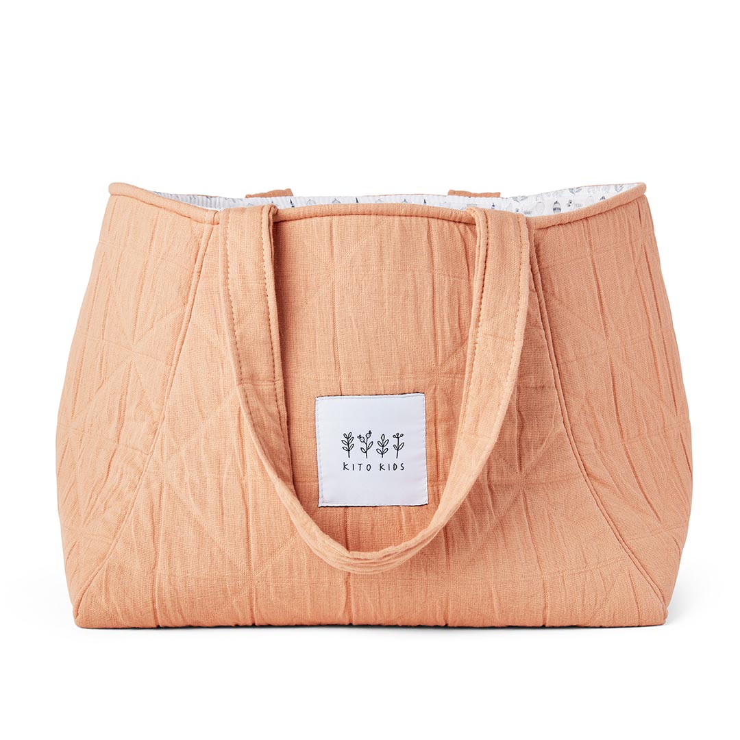 Sac cabas de maternité en muslin couleur pêche terracotta avec écusson Kito Kids.