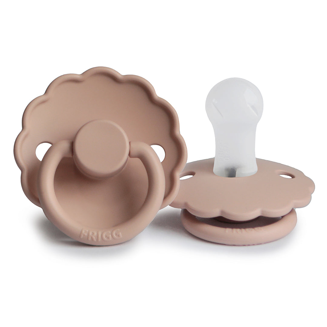 Sucette physiologique pour bébé en silicone souple de couleur rose blush, idéale pour apaiser le besoin naturel de succion des nouveau-nés en toute sécurité.