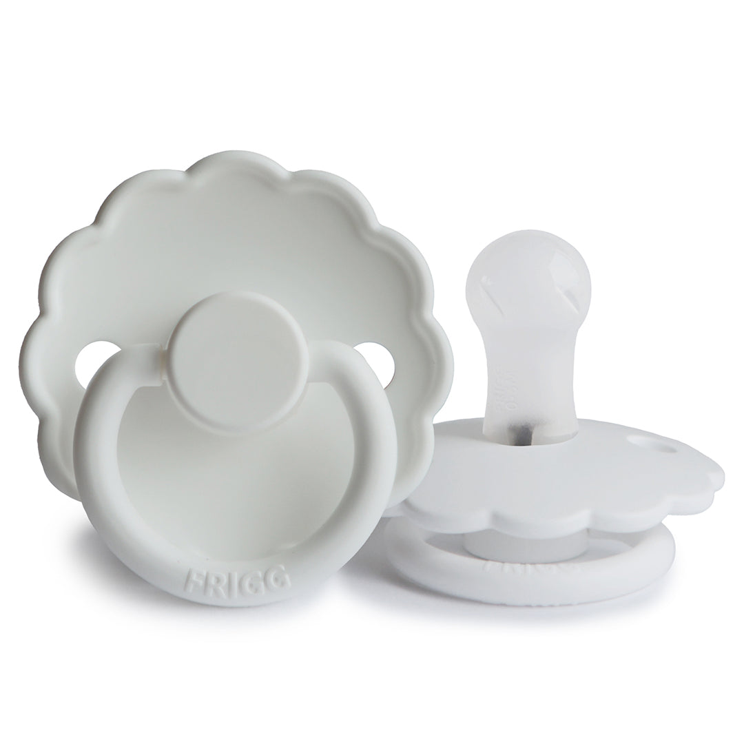 Sucette premier âge blanche minimaliste, dotée d'une collerette incurvée très légère pour faciliter la respiration de bébé pendant son sommeil ou ses siestes.