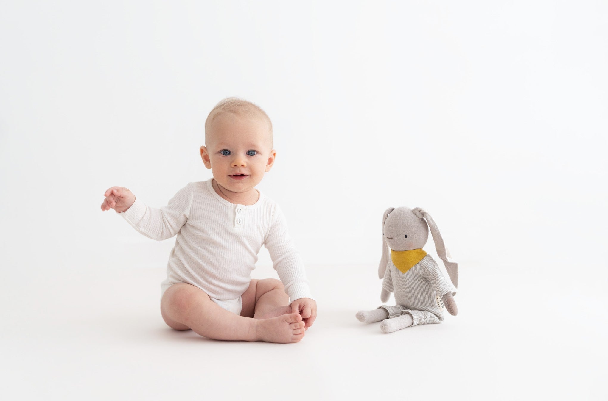 bébé avec peluche lapin