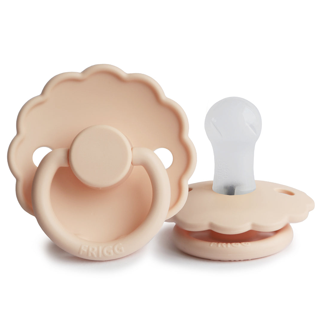 Paire de sucettes physiologiques Frigg modèle fleur en silicone couleur rose pêche pastel.