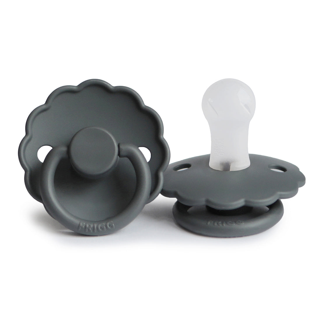 sucette physiologique pour bébé de couleur gris anthracite, avec sa tétine en silicone souple.